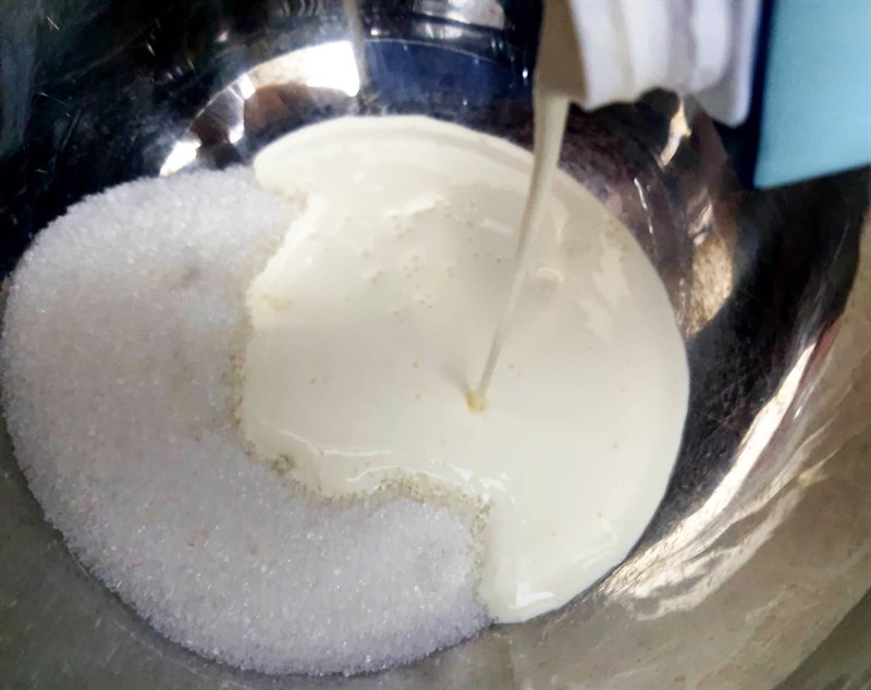 Bước 2 Đánh whipping cream Kem que bơ